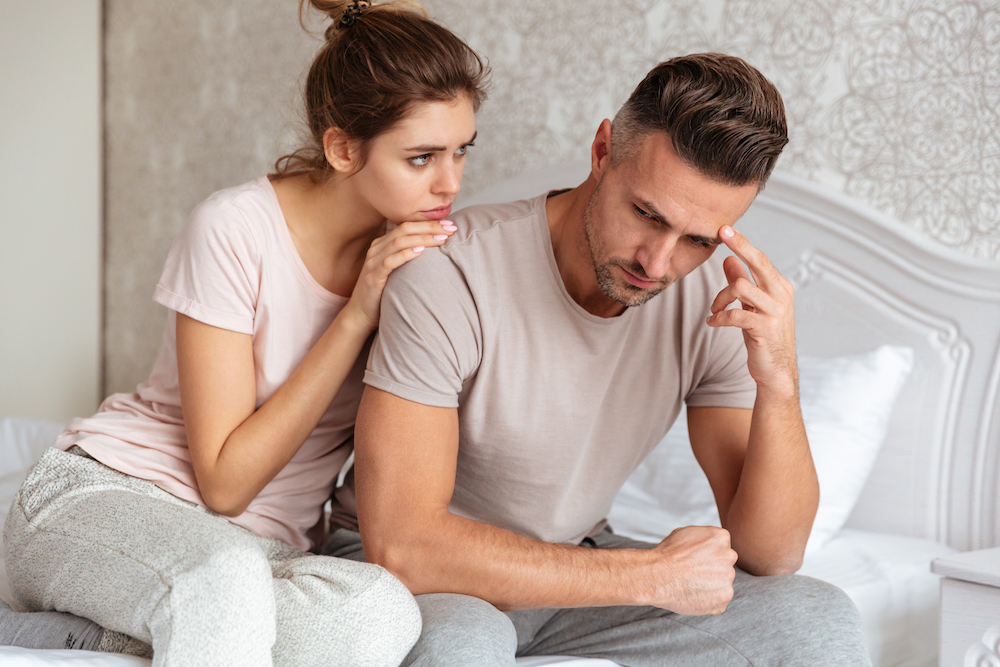 femme dépendante affective s'appuyant sur l'épaule d'un homme triste