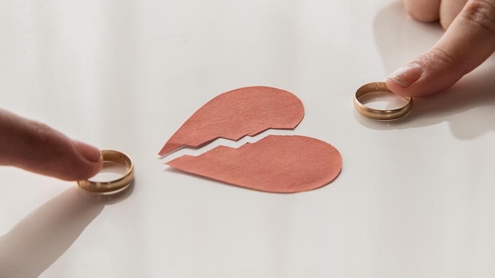 coeur en papier déchiré doigts qui laissent leur alliance thérapie couple séparation