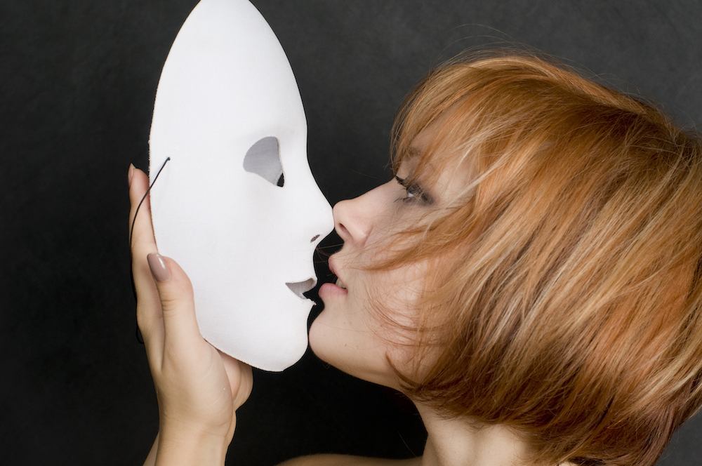 femme embrassant un masque blanc pervers narcissique thérapie de couple