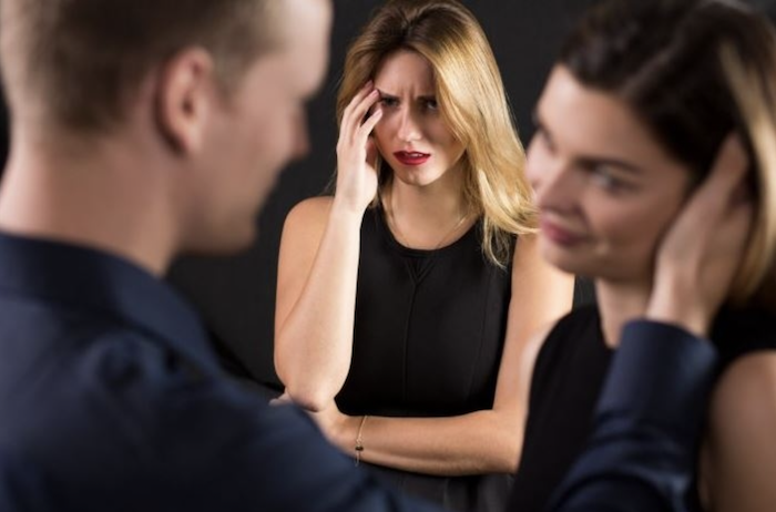 femme surprenant son compagnon être infidèle thérapeute couple colmar