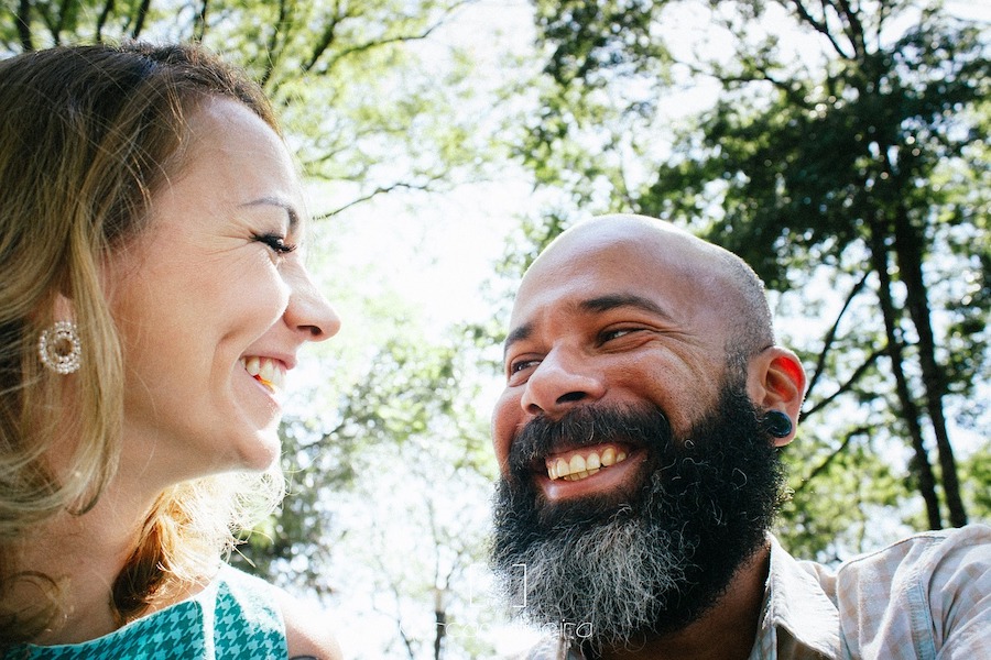 Un homme souriant qui regarde sa femme souriante thérapie de couple
